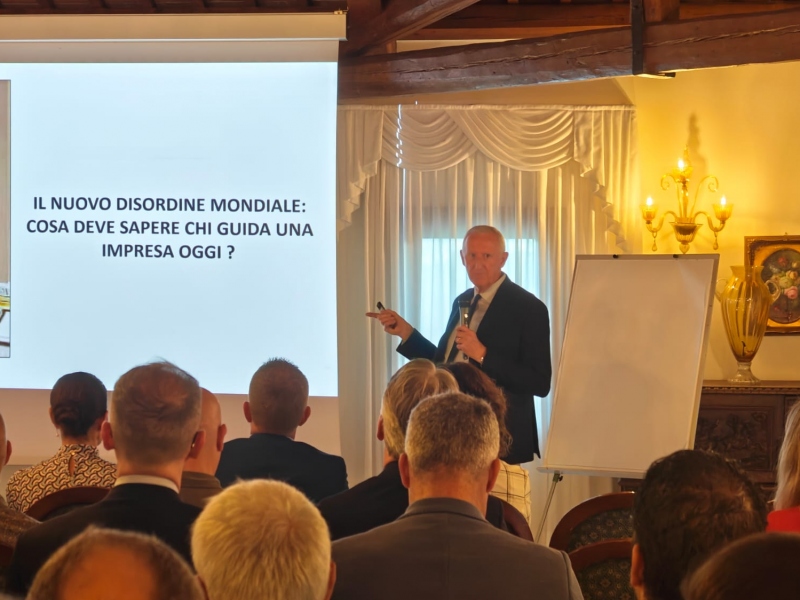 Capire il mondo per decidere meglio: l&rsquo;incontro AdHoc con il Generale Sperotto